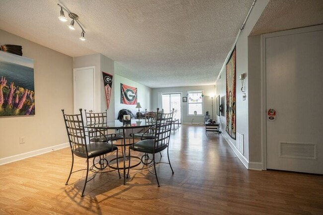 Photo - 290 Appleby Dr