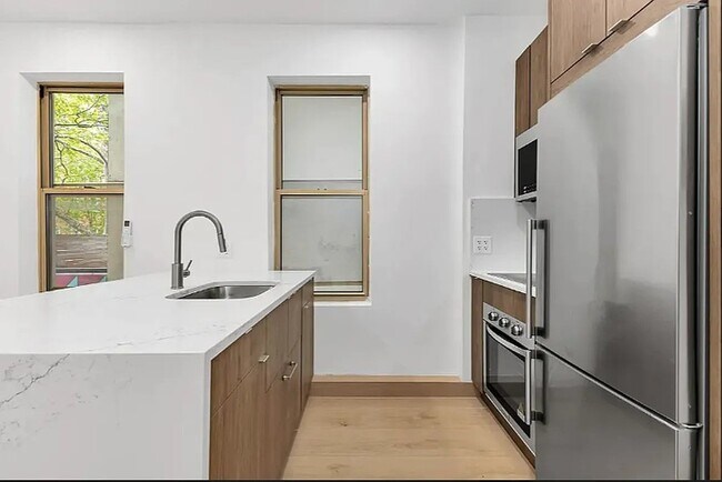 246 E 53rd St Unit 5B