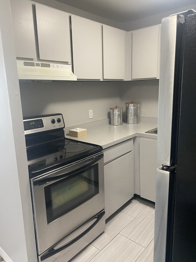 La cocina cuenta con electrodomésticos de acero inoxidable - Vida Apartments