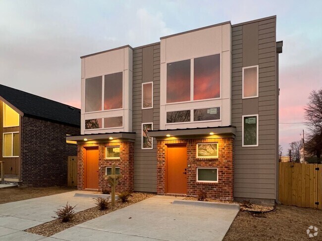 Building Photo - 410 E 16th St Rental