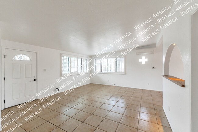 Photo - 801 E Holaway Dr