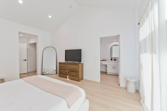 Photo - 20645 Roscoe Blvd