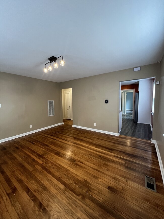 Photo - 2900 Peronne Ave