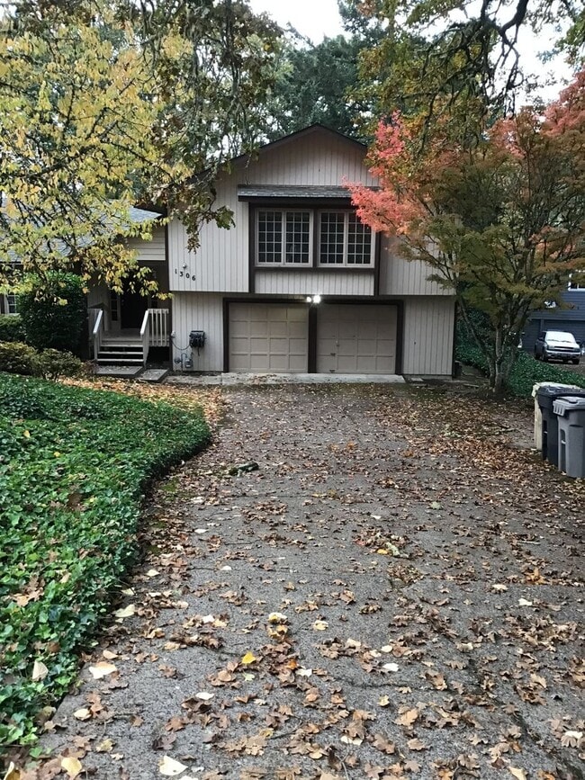 Charming 4 Bed 2.5 Bath Pet Friendly Home. - Charming 4 Bed 2.5 Bath Pet Friendly Home.