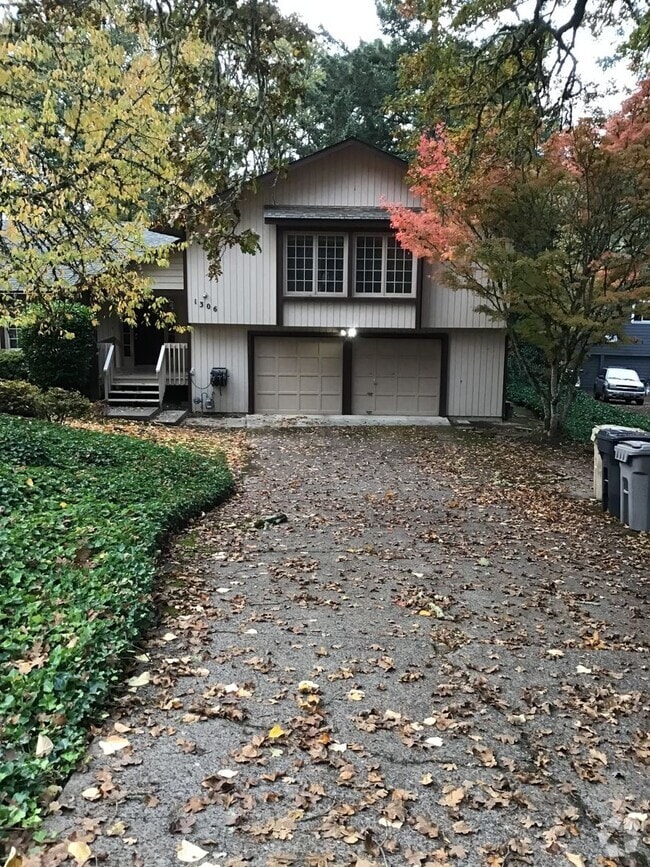 Building Photo - Charming 4 Bed 2.5 Bath Pet Friendly Home.