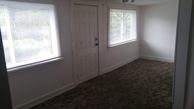 Building Photo - 111 Alderson Ave Unit 111 1/2 Alderson