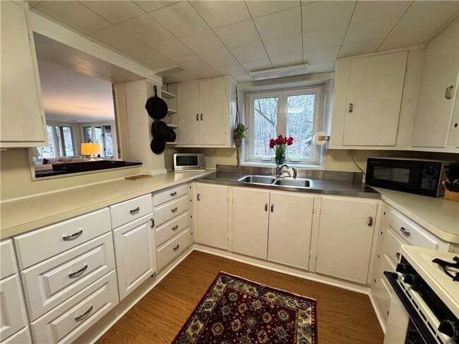 Photo - 333 Colebrook Dr