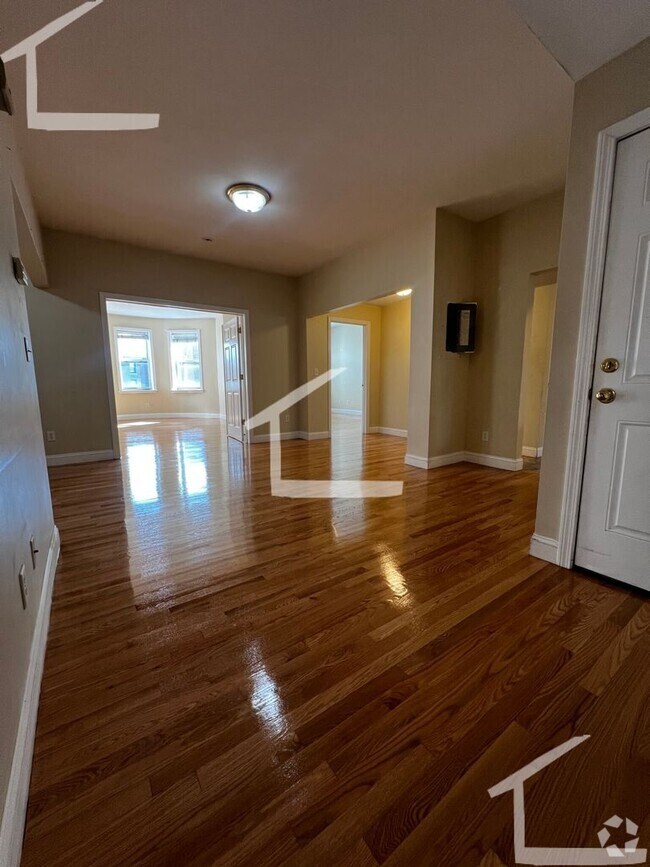 Building Photo - Massive Apt in Desirable Location for BU s...