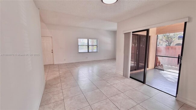 Photo - 501 Racquet Club Rd