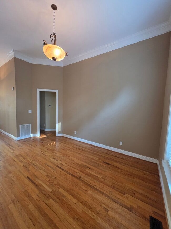 Photo - 306 Lochleven Ct