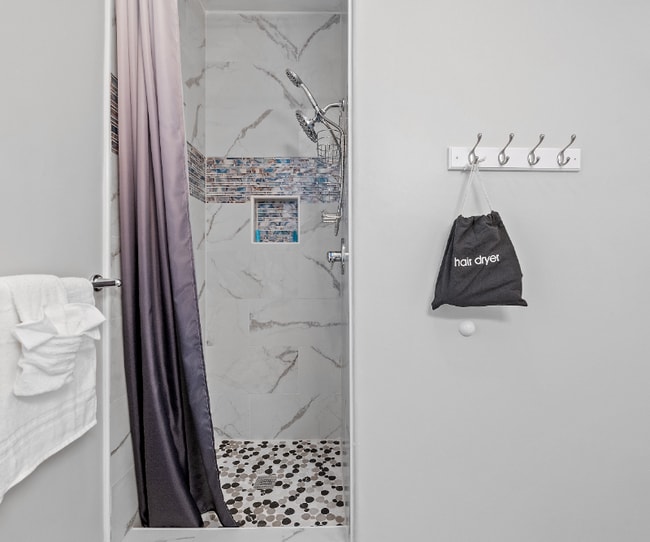 Photo - 1401 W 40th St