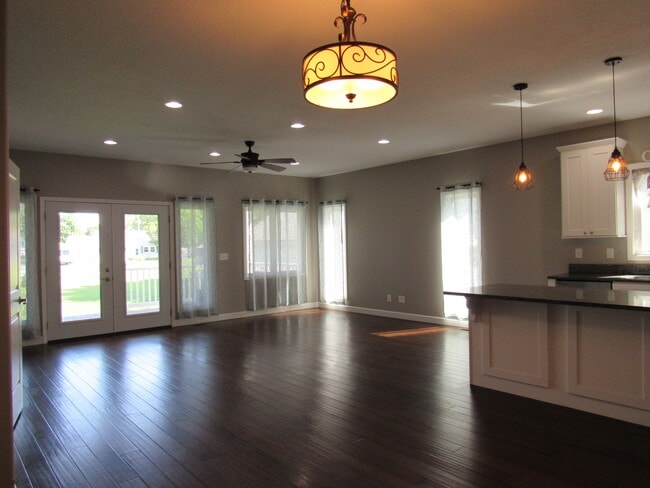 Photo - 405 E Palace Row