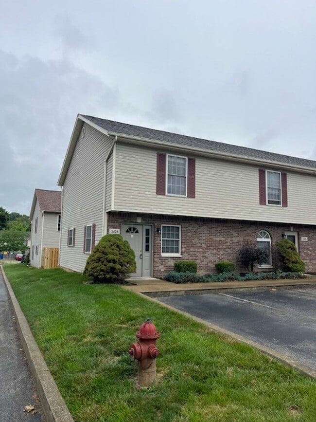 Building Photo - 2 bedroom, 1.5 bath Townhouse: Oaklawn Park!