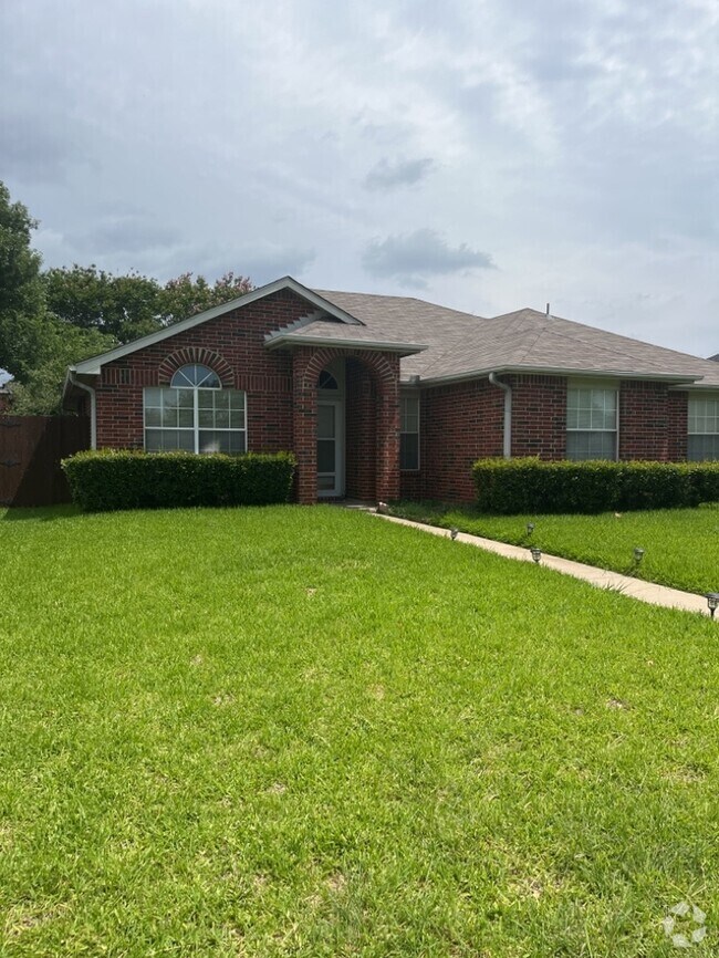 Building Photo - This delightful home, nestled in the desir...