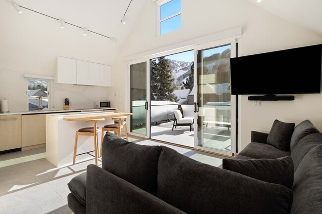 Photo - 211 W Main St Unidad 201