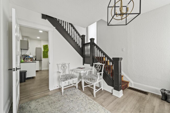 Photo - 560 Chatham St W