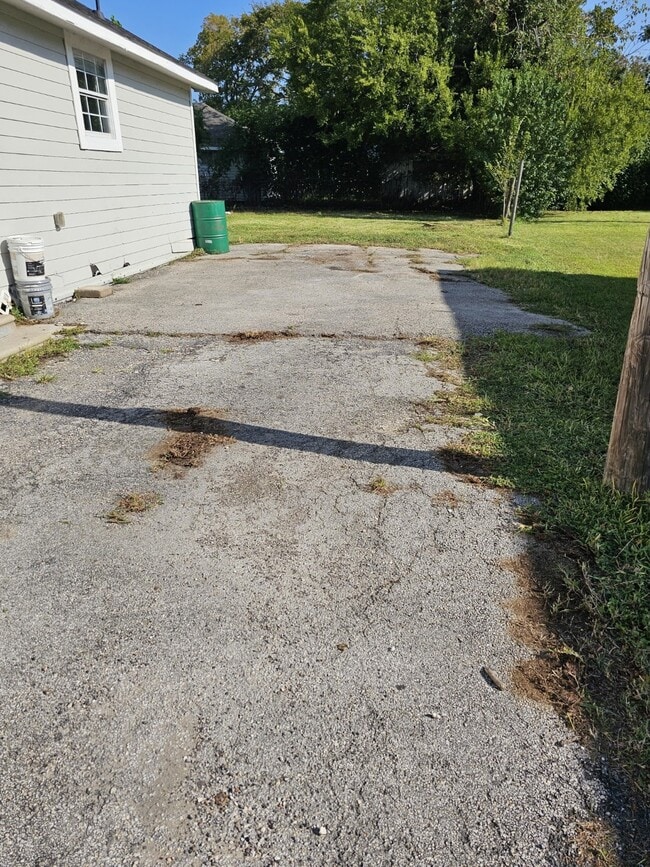 Building Photo - 2107 Jones Rd