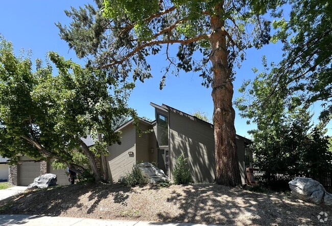 Building Photo - Fantastic 4 bed 3 bath home in the Highlan...