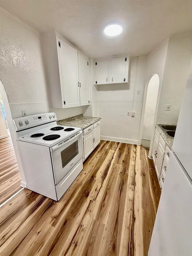 Photo - Charming, single-family, 4 bed / 1.5 bath home on W Pine St