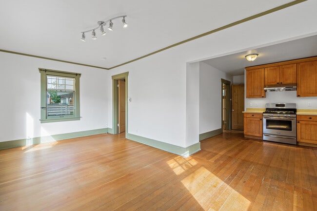 Photo - 950 Hiawatha Pl S