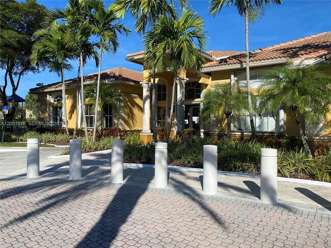 Photo - 9645 NW 1st Ct Unidad 1-302