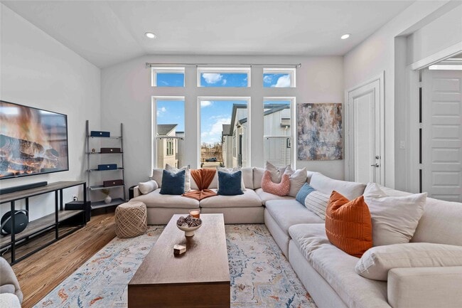 Photo - 671 Press St