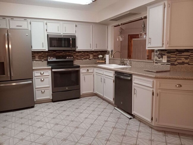 Building Photo - 2908 Swallow Ave