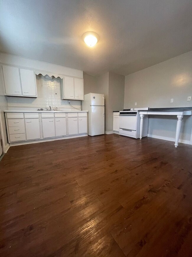 Building Photo - 301 E Memorial Dr Unit 303