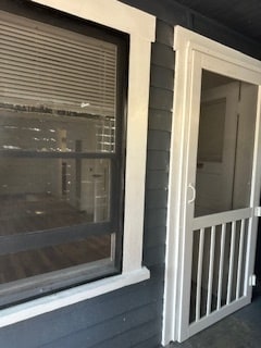 puerta principal - 239 Newport Ave