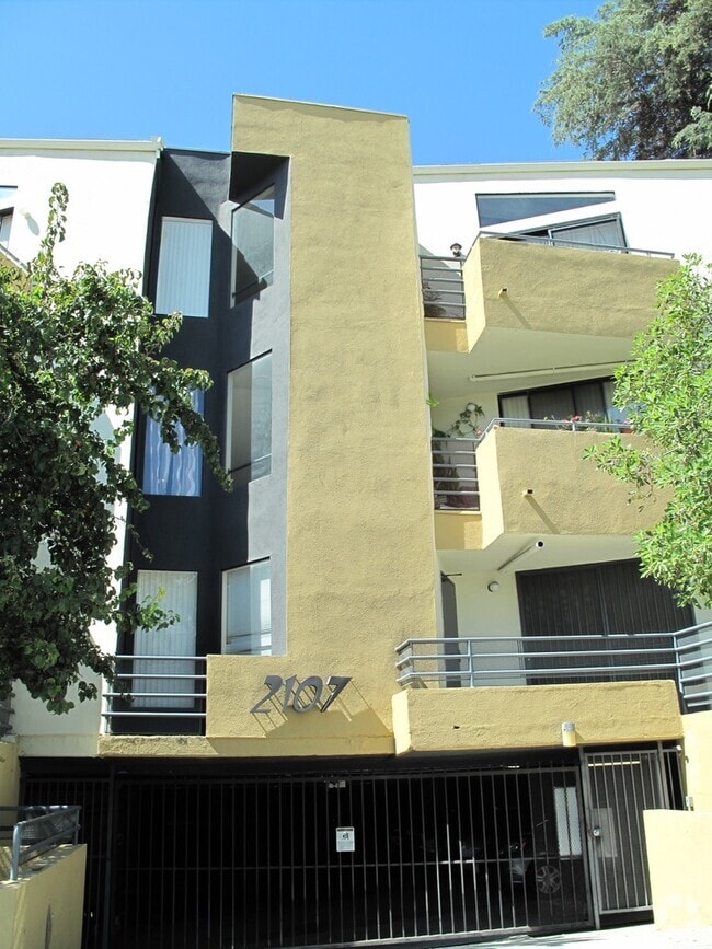Building Photo - 2107 N Beachwood Dr Unit 208 Rental