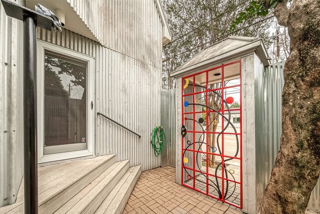 Building Photo - 2029 Dunlavy St