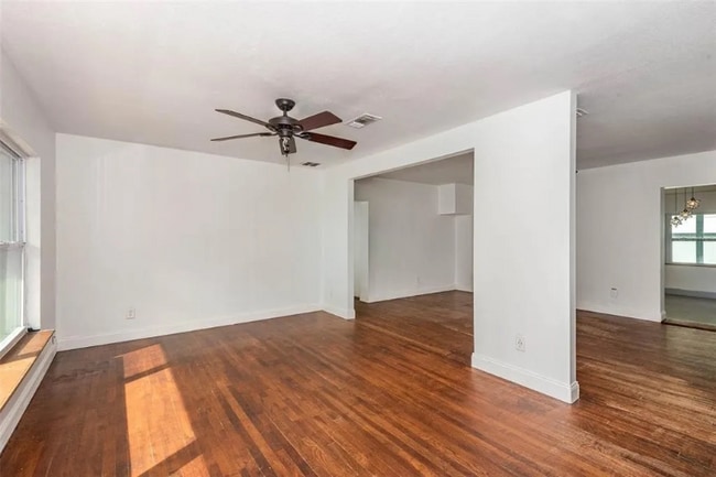 Photo - 2821 Drake Dr