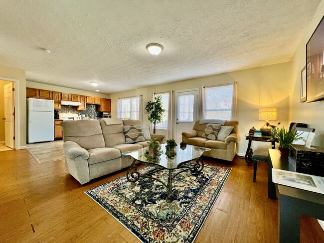 Building Photo - Great corporate furnished rental- close to everything.