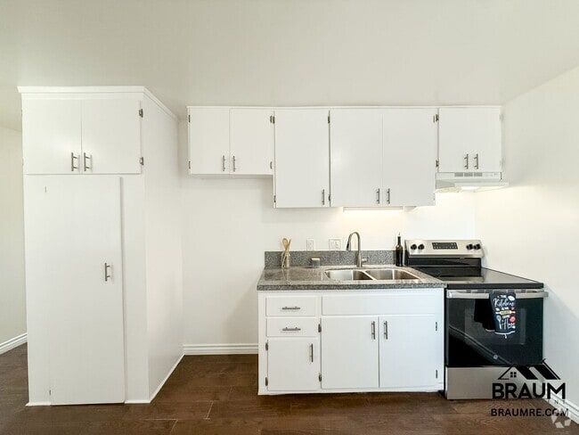 Building Photo - 15634 Leadwell St Rental