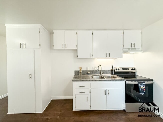 Building Photo - 15634 Leadwell St Rental