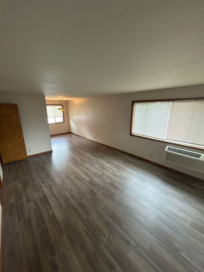 Photo - 1359 Fir St S