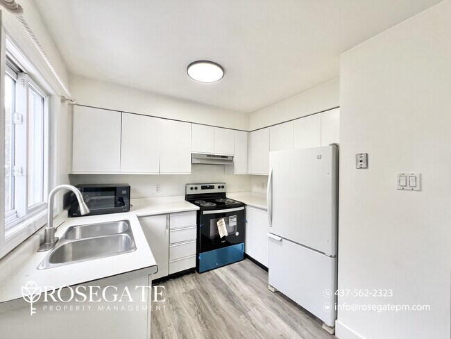 Photo - Spacious 4-Bedroom Townhouse with Front Porch & Parking in London Unit 32