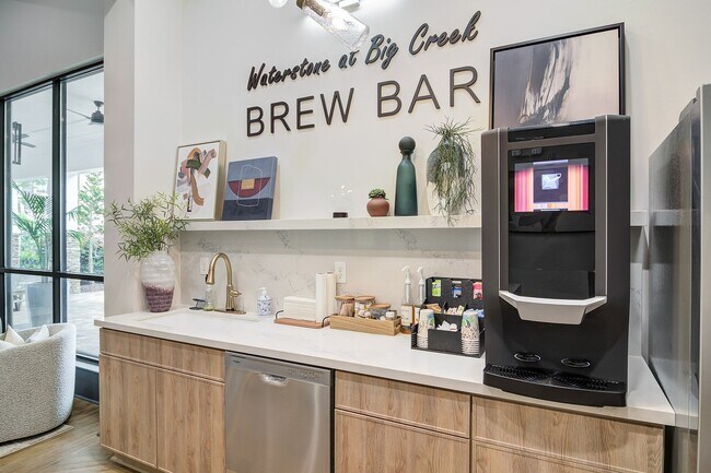 Cafetería recientemente renovada para residentes y huéspedes en Waterstone at Big Creek.