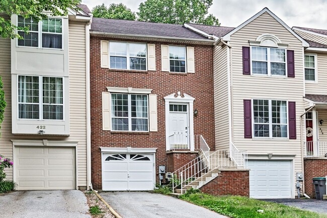 Building Photo - North Pointe 3 bedroom, 2.5 bath interior townhome