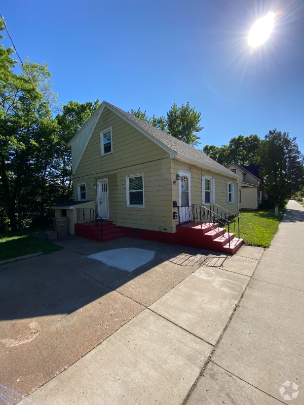 Building Photo - 605 Menomonie St Unit Top Rental