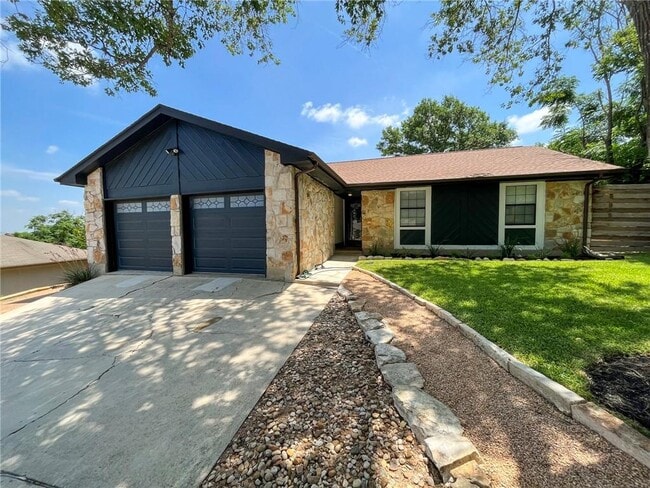 Photo - 2401 Silver Spur Dr House