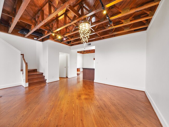 Photo - 907 Hartman St