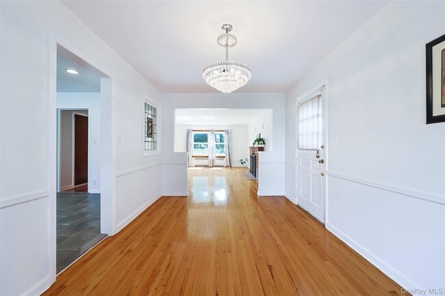 Photo - 121 Manhasset Ave