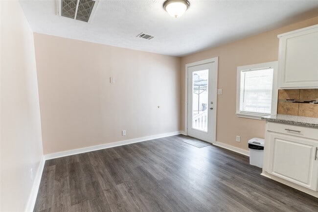Photo - 307 N Live Oak St Unit 2