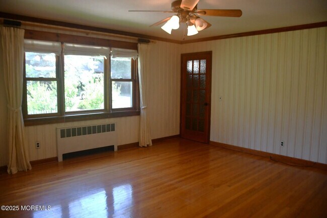 Photo - 303 Deerfoot Ln