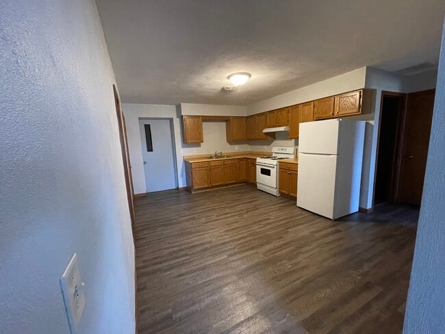 106 S 4th St