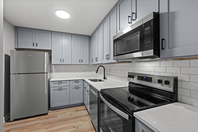 Luxury One Bedroom - Completely Renovated - Luxury One Bedroom - Completely Renovated Apartment Unit 208