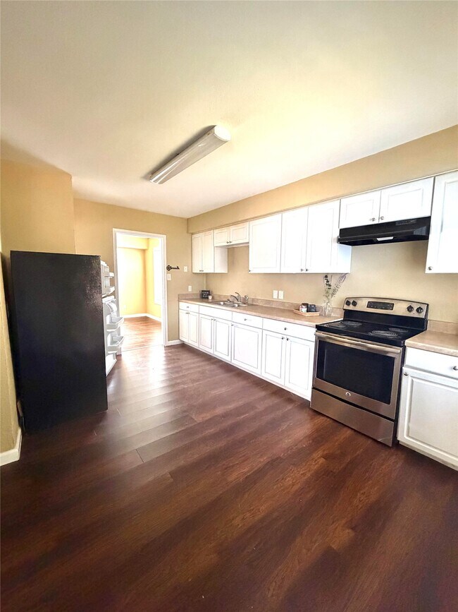 Photo - 308 W James Ave