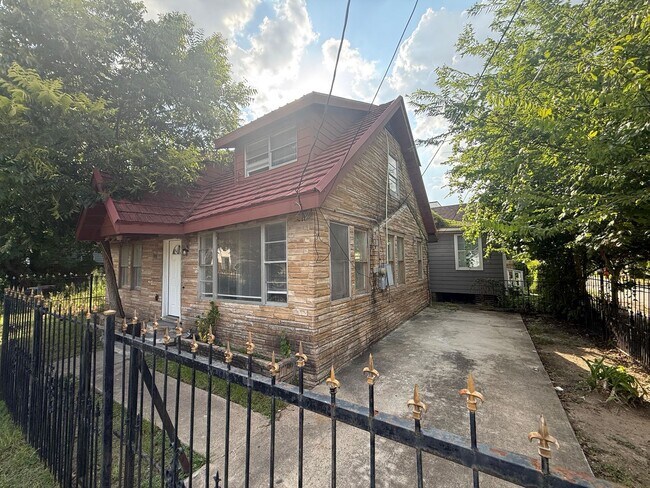 Building Photo - 3012 Live Oak St Unit A