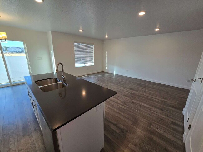 Photo - Adorable 4 bedroom Townhome for Rent in Northshore Community